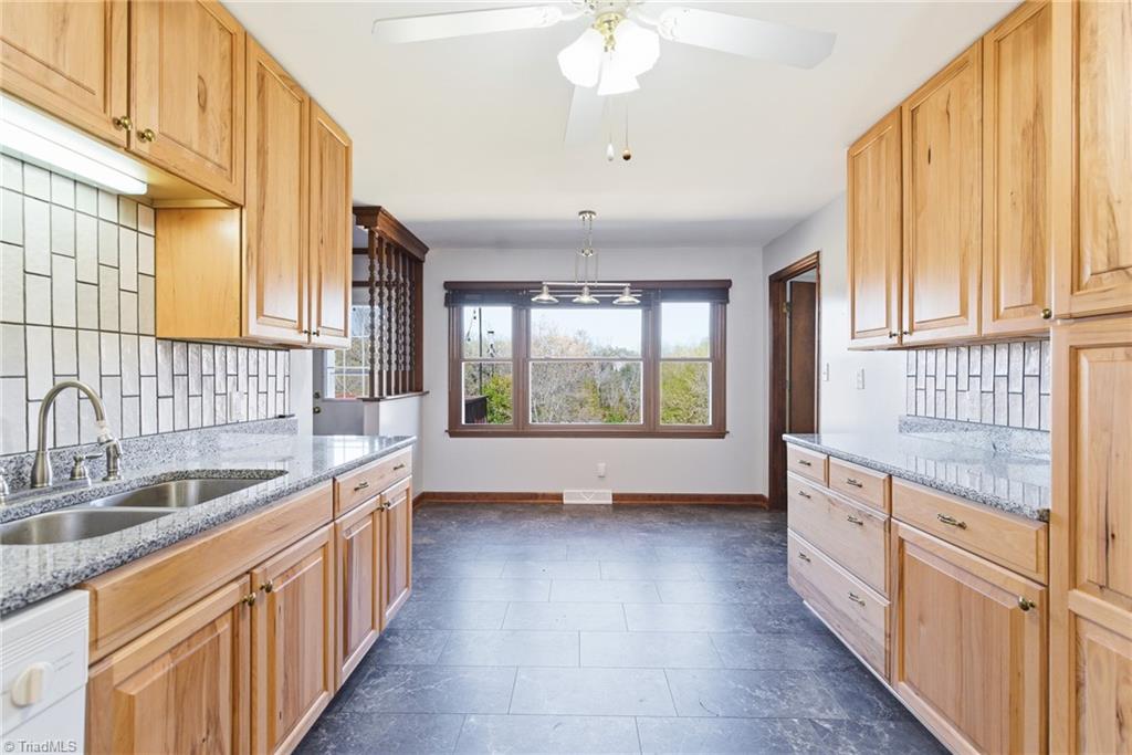 519 Riverside Drive Burlington, NC 27217 - Photo 11 of 39 Breakfast area with great view