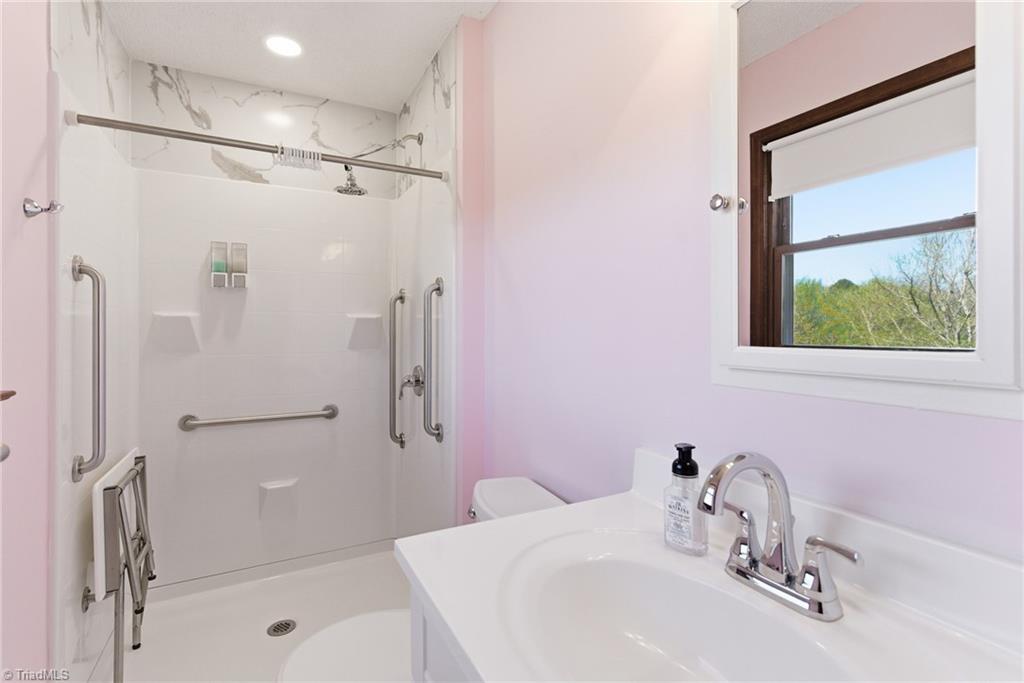 519 Riverside Drive Burlington, NC 27217 - Photo 17 of 39 Primary bathroom