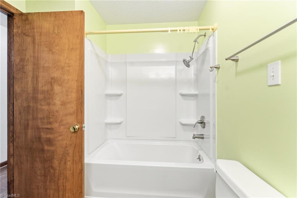 519 Riverside Drive Burlington, NC 27217 - Photo 22 of 39 Hall full bathroom