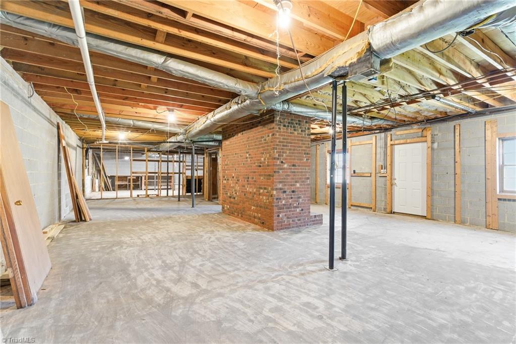 519 Riverside Drive Burlington, NC 27217 - Photo 25 of 39 Walk out basement with windows