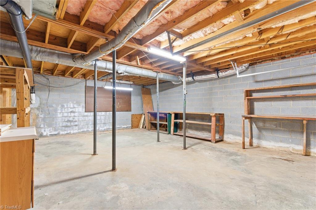 519 Riverside Drive Burlington, NC 27217 - Photo 26 of 39 Workshop area