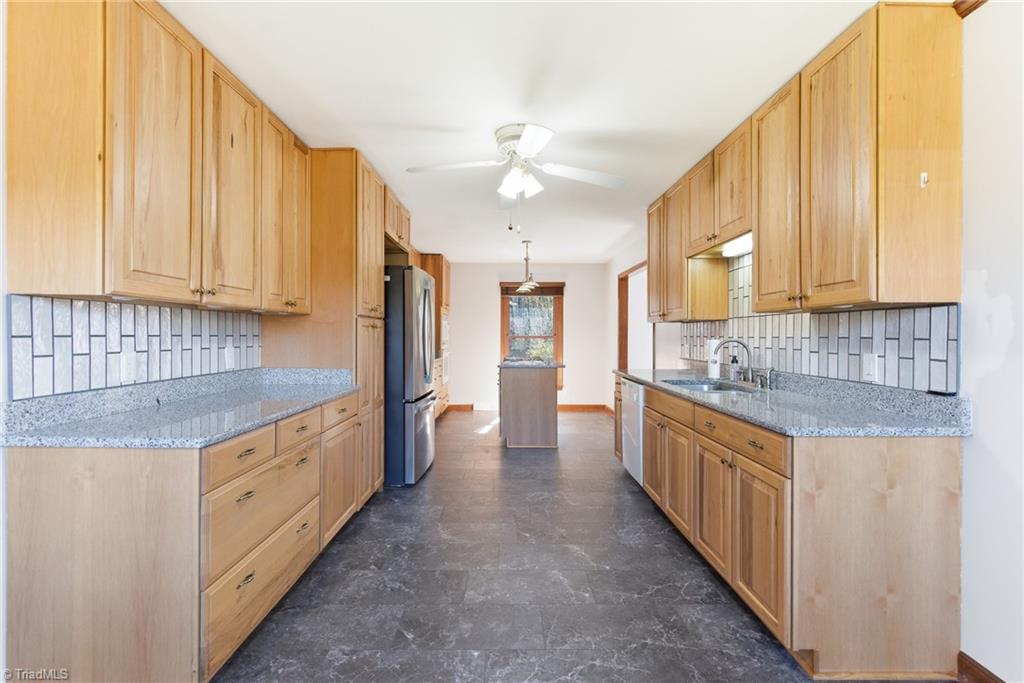 519 Riverside Drive Burlington, NC 27217 - Photo 6 of 39 Large kitchen
