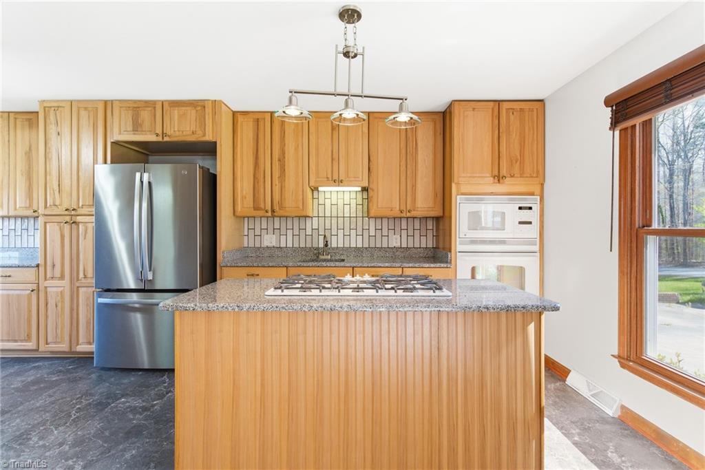 519 Riverside Drive Burlington, NC 27217 - Photo 8 of 39 Island with gas cook top