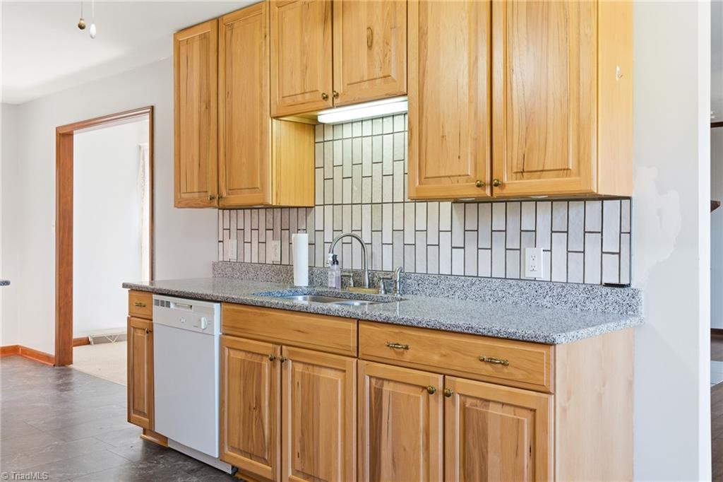 519 Riverside Drive Burlington, NC 27217 - Photo 9 of 39 Solid wood cabinets