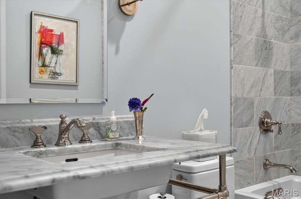 816 South Hanley Road, Unit 15B Clayton, MO 63105 - Photo 23 of 48