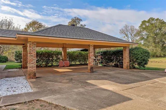 a view of a house with backyard and porch