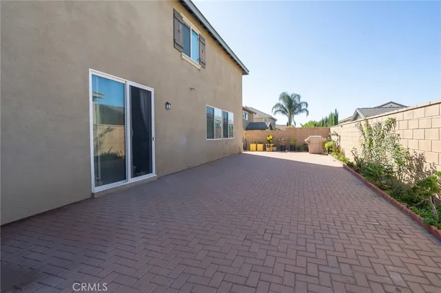 a view of a house with backyard and a garden