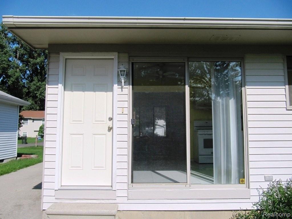 2582 Hartline Drive Rochester, MI 48309 - Photo 10 of 23 10Doorwall.JPG