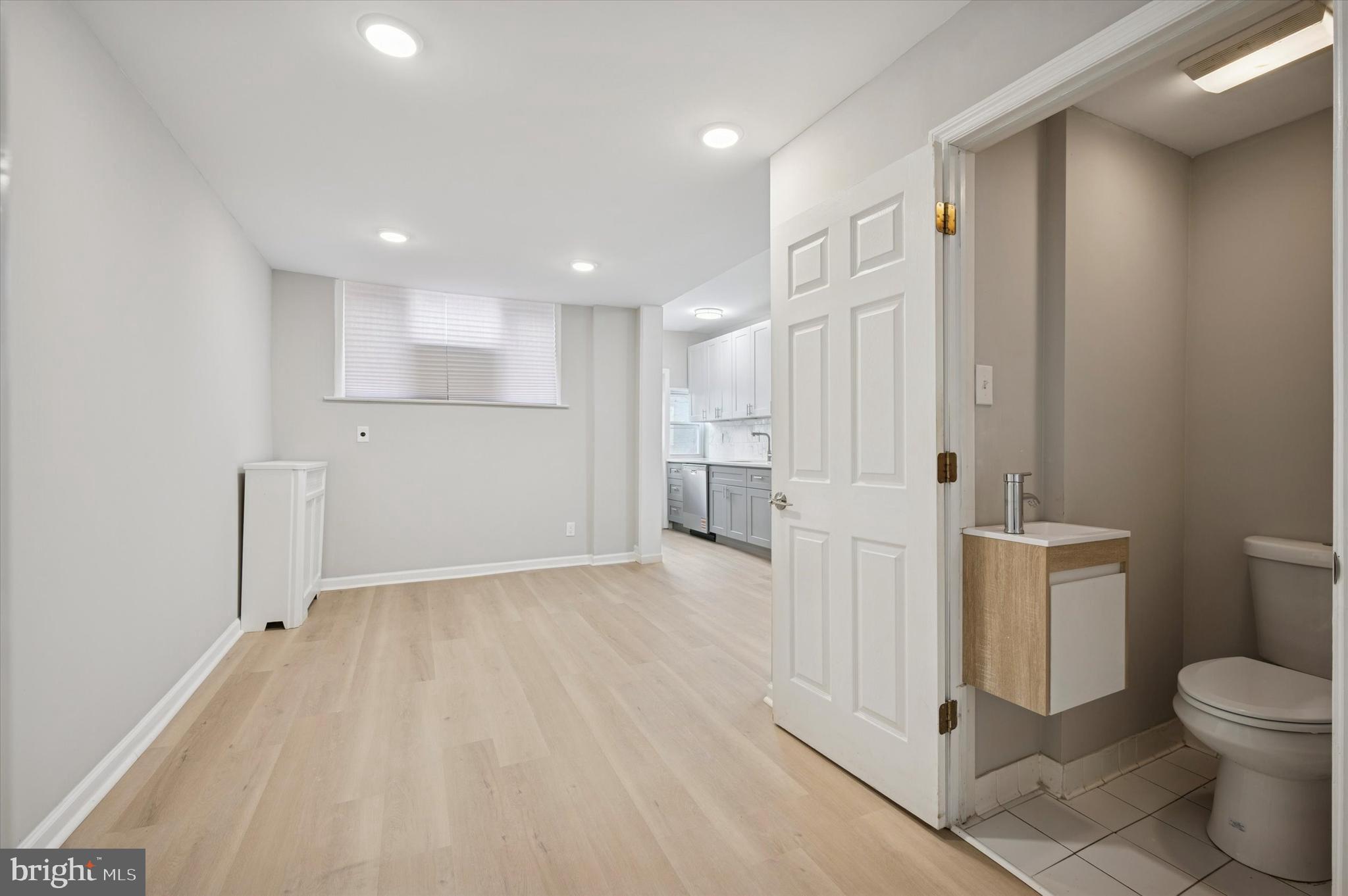 832 Kenmore Road Philadelphia, PA 19151 - Photo 7 of 28