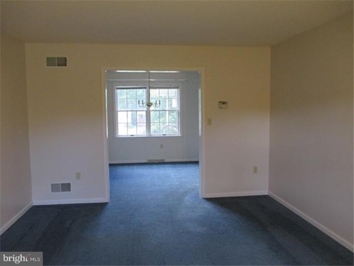916 North Cacoosing Drive Sinking Spring, PA 19608 - Photo 5 of 24 Living Room