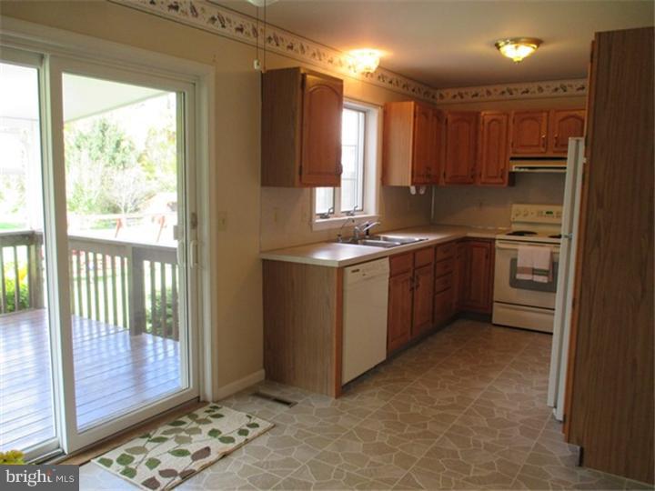 916 North Cacoosing Drive Sinking Spring, PA 19608 - Photo 8 of 24 Kitchen