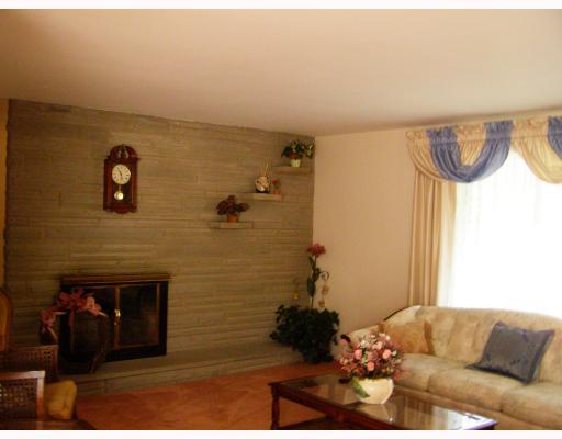 138 Buckhill Road Pittsburgh, PA 15237 - Photo 3 of 7 Living Room.