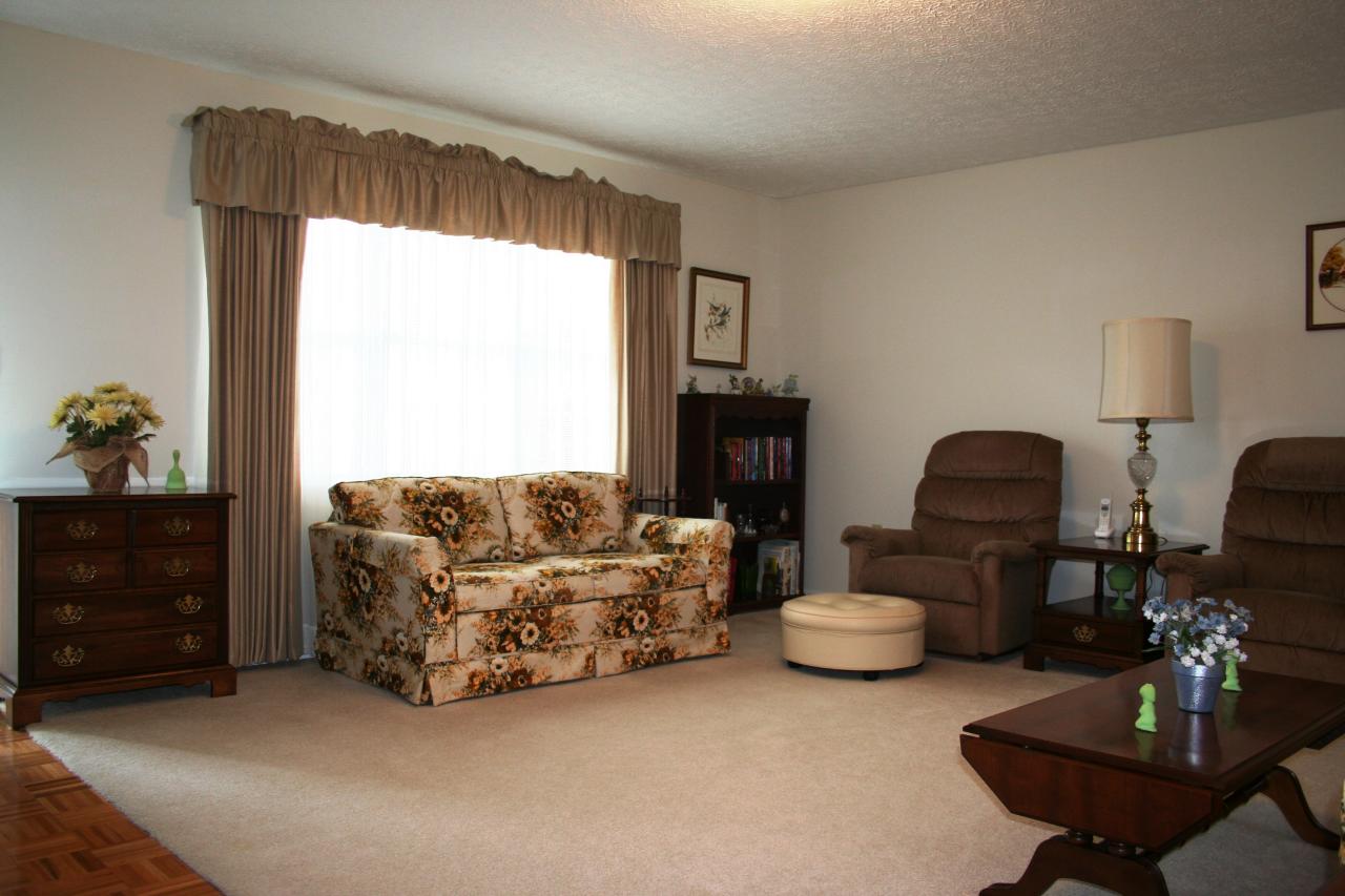 45 Village Road Lewisburg, WV 24901 - Photo 12 of 31 Living Room pic 3