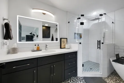 $900,000 | 220 Harbor Run Drive, Coldspring, TX 77331