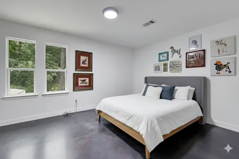 $900,000 | 220 Harbor Run Drive, Coldspring, TX 77331