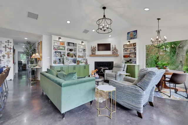 $900,000 | 220 Harbor Run Drive, Coldspring, TX 77331