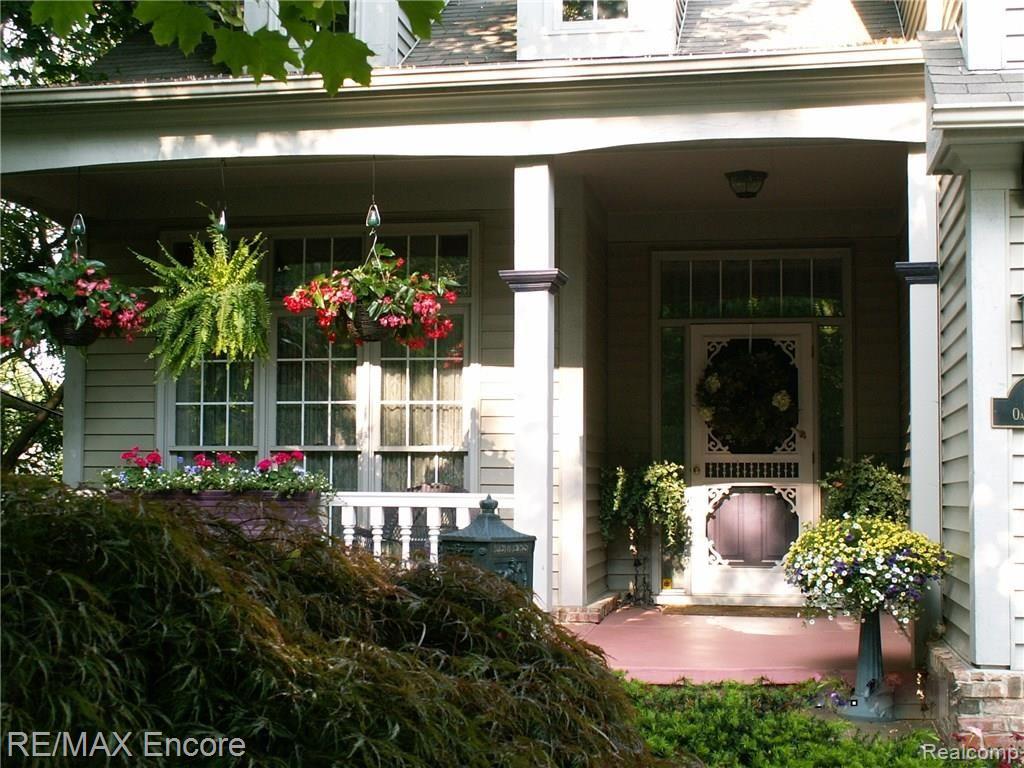 220 Oak Street Rochester, MI 48307 - Photo 3 of 54 Charming summer photo of 220 Oak Street
