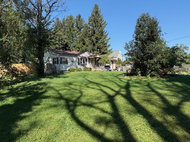 18400 South Parker Road Mokena, IL 60448 - Photo 3 of 31 a front view of a house with a garden
