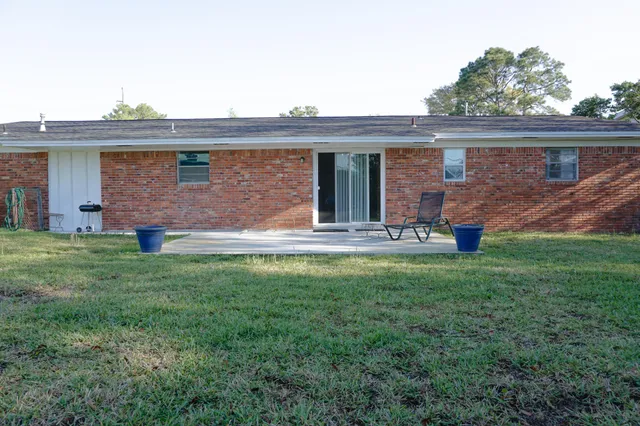 $2,400 | 350 Barbara Drive Northwest, Fort Walton Beach, FL 32548