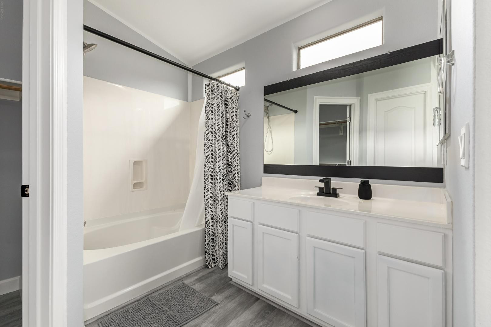 1350 South Greenfield Road, Unit 2205 Mesa, AZ 85206 - Photo 17 of 42 a bathroom with a tub sink and mirror
