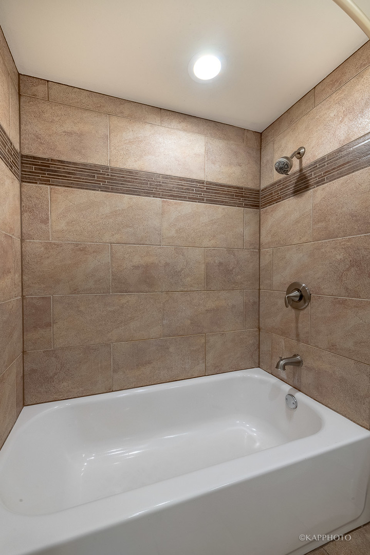1141 West Madison Street, Unit 3 Chicago, IL 60607 - Photo 23 of 34 a bath tub sitting next to a shower