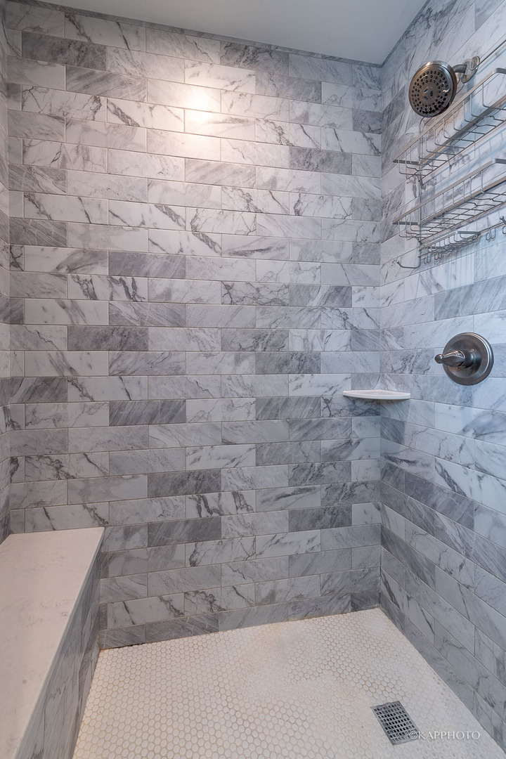 1141 West Madison Street, Unit 3 Chicago, IL 60607 - Photo 32 of 34 a bathroom with a bathtub