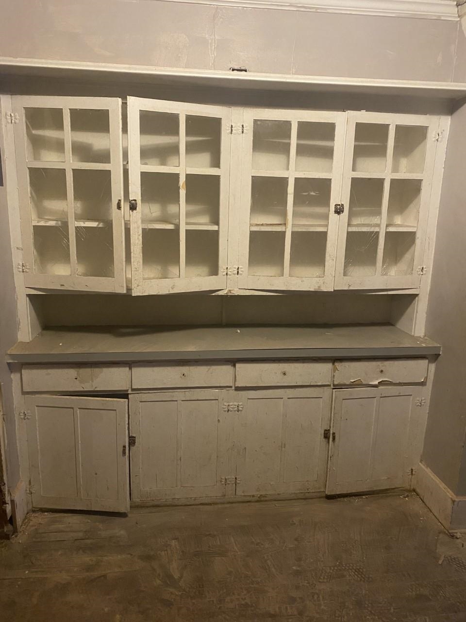 3529 Vanuys Road Memphis, TN 38111 - Photo 2 of 12 a close view of cabinet and mirror