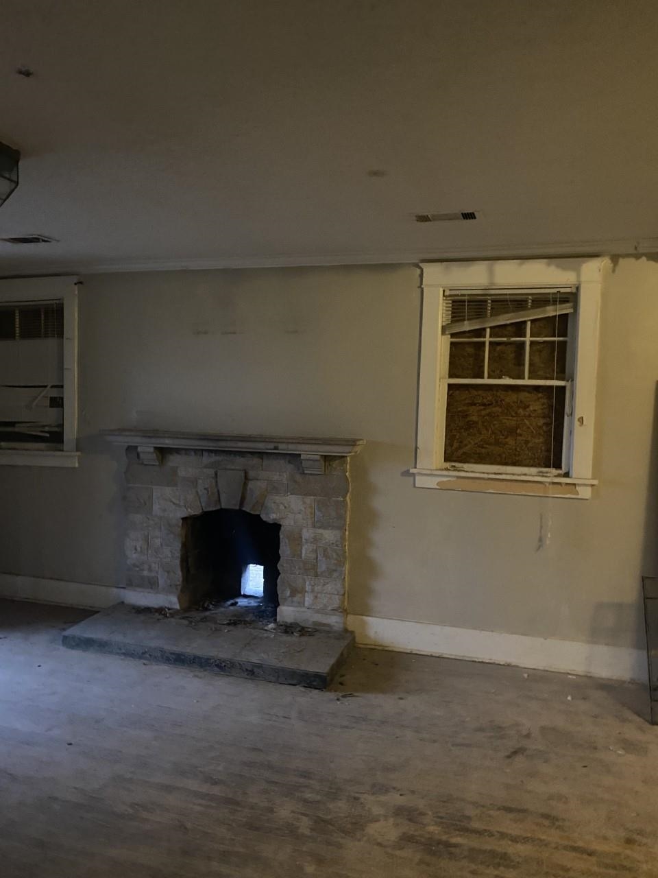 3529 Vanuys Road Memphis, TN 38111 - Photo 3 of 12 a room with a fireplace