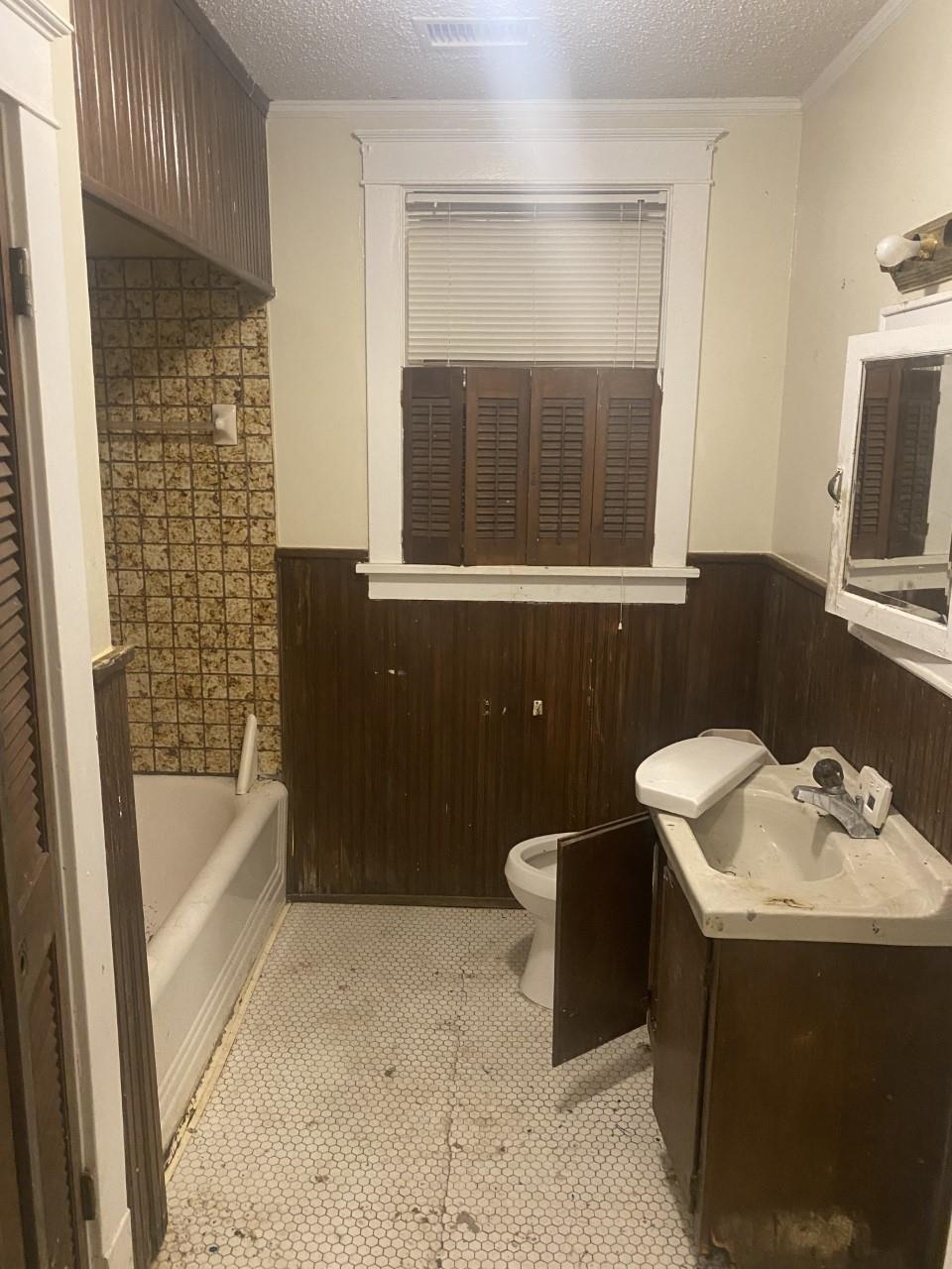 3529 Vanuys Road Memphis, TN 38111 - Photo 4 of 12 a bathroom with a sink and a bathtub