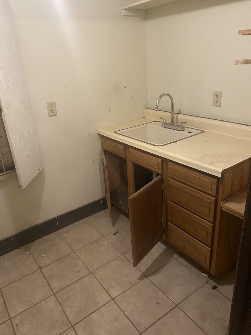 3529 Vanuys Road Memphis, TN 38111 - Photo 8 of 12 a utility room with a sink