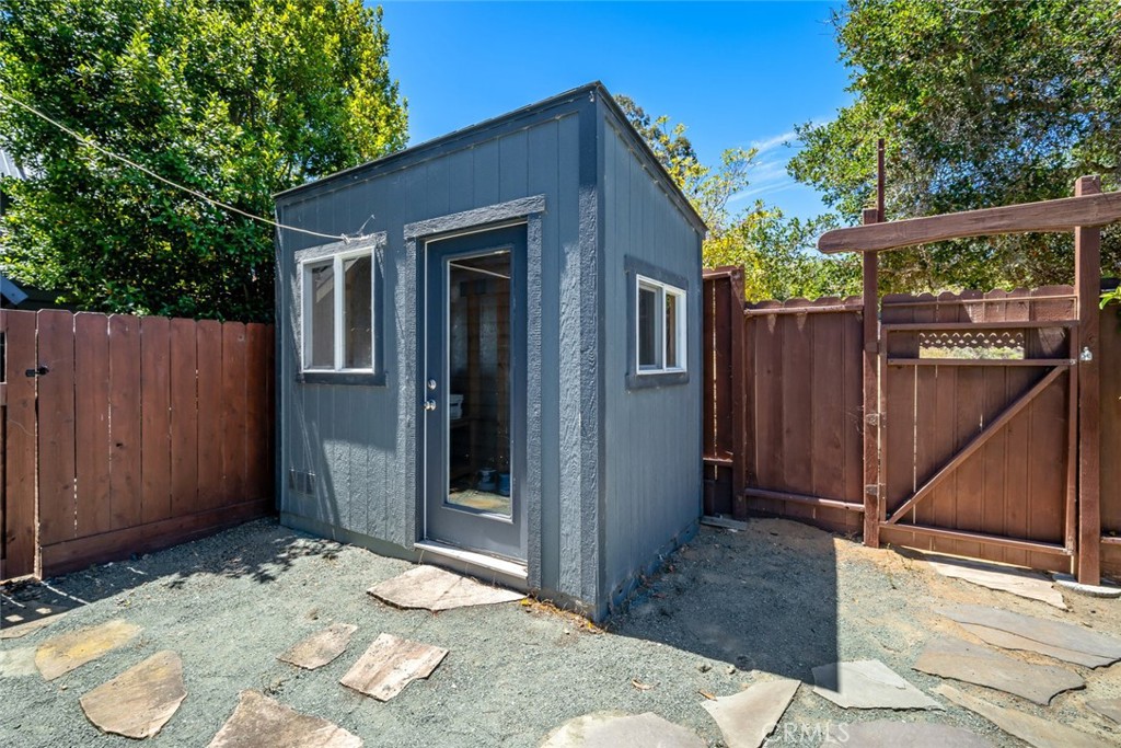 1606 Valley View Drive Los Osos, CA 93402 - Photo 49 of 50 a backyard of a house