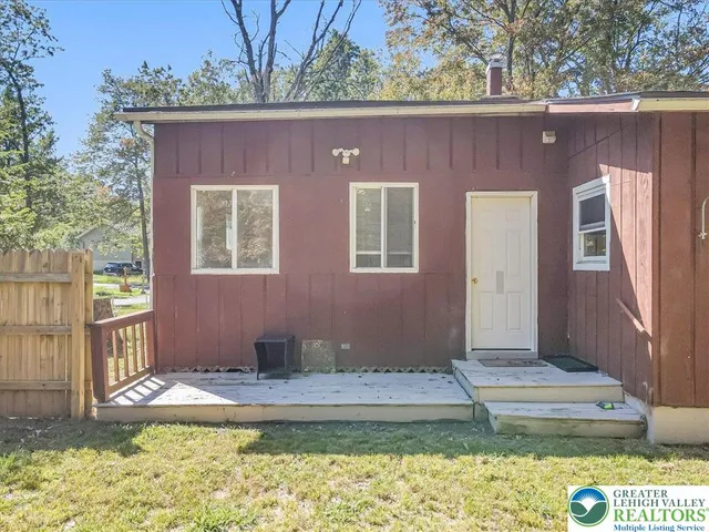 a view of a yard with a house
