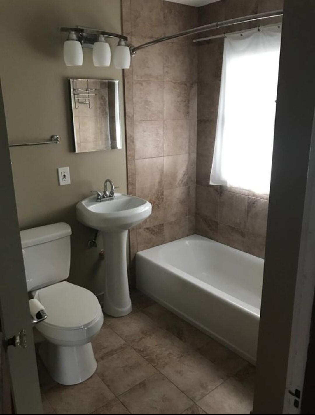 823-827 Timberman Road Columbus, OH 43212 - Photo 10 of 28 10 - 827 bath