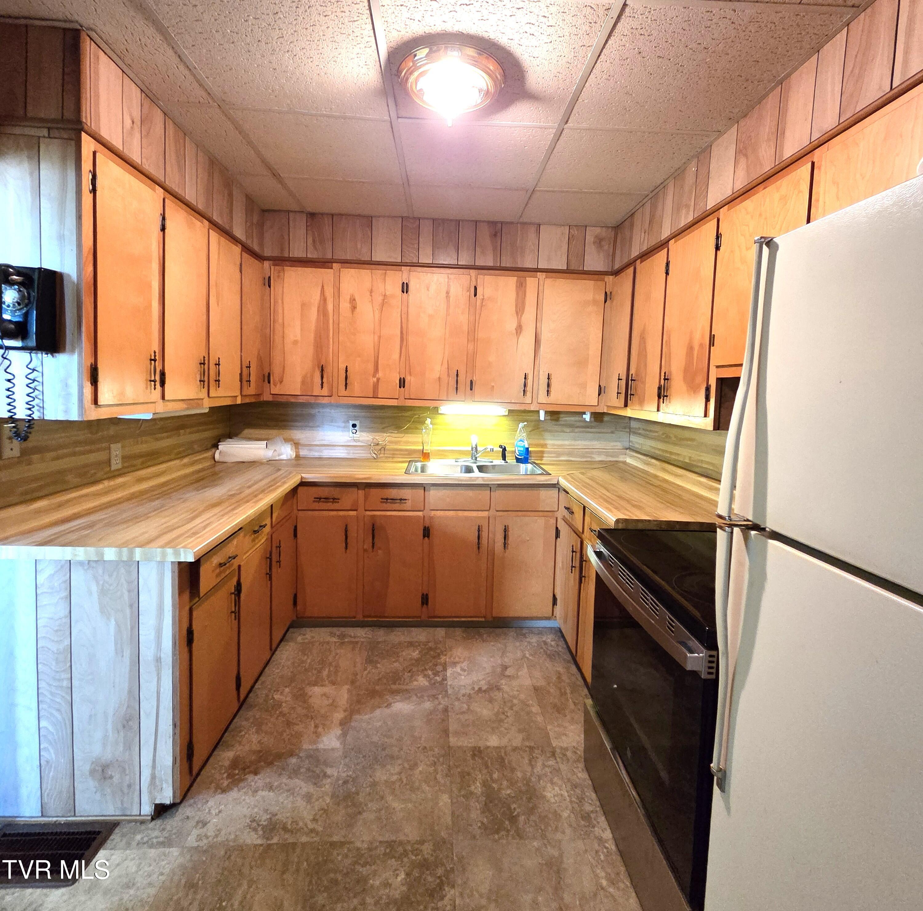 1401 Garden Road Elizabethton, TN 37643 - Photo 12 of 42 05 Kitchen 1