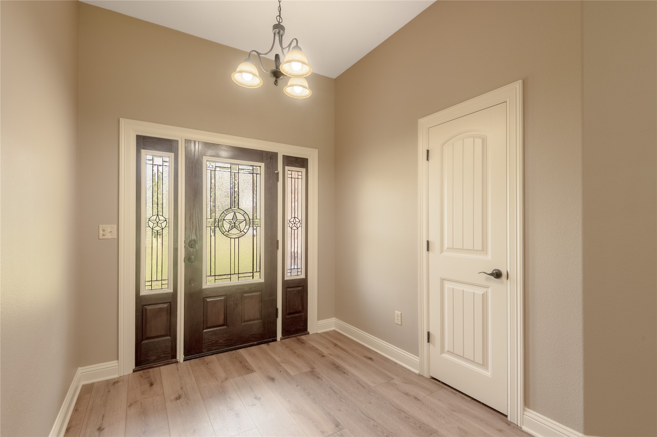 3134 Nursery Road Livingston, TX 77351 - Photo 8 of 50 Just inside the front door is a storage/coat closet.