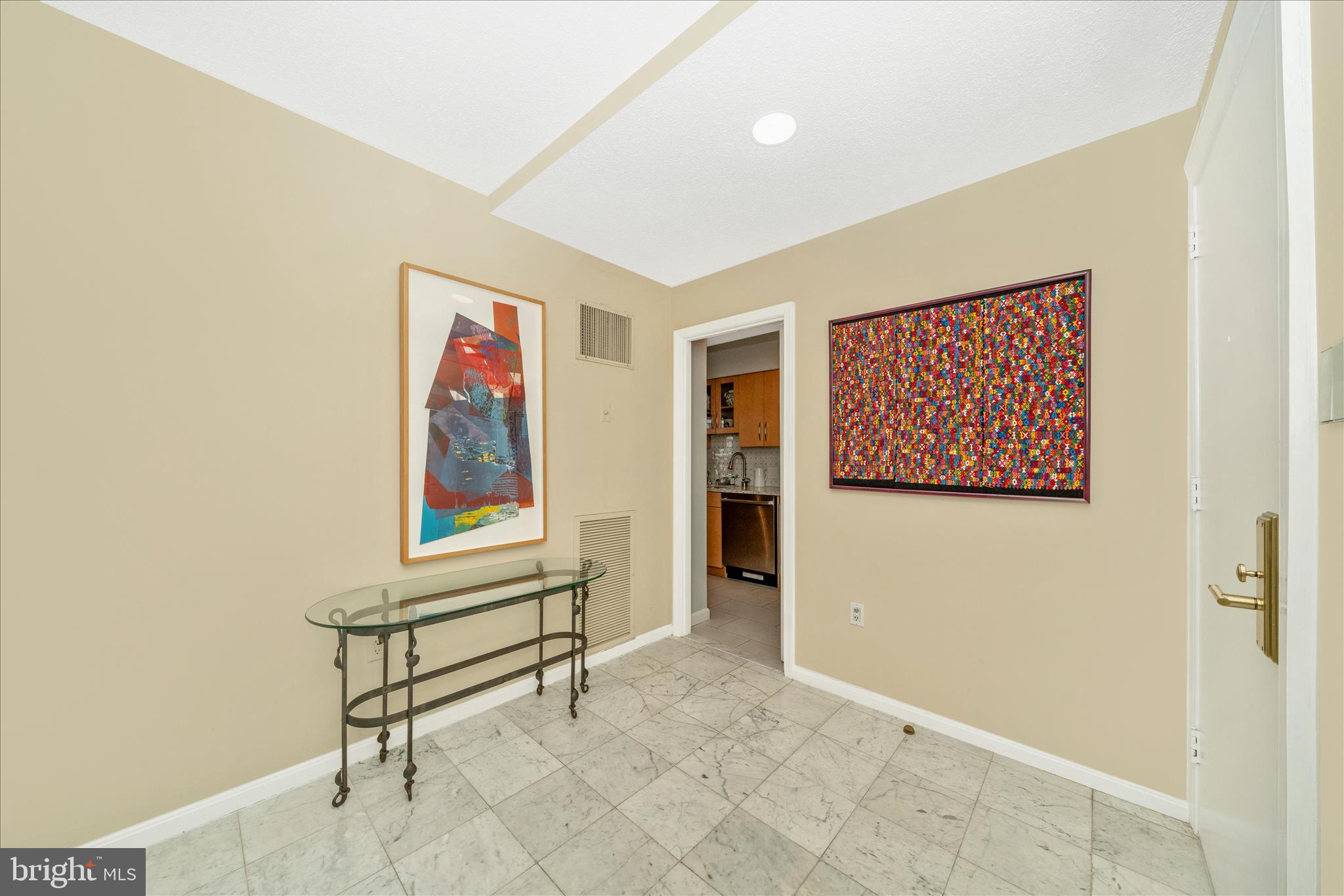 800 25th Street Northwest, Unit 1003 Washington, DC 20037 - Photo 4 of 28 Welcoming foyer.