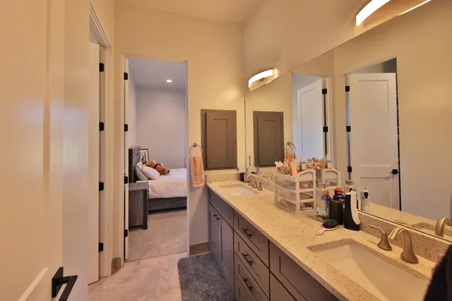 a en suite bathroom with double vanity and a mirror