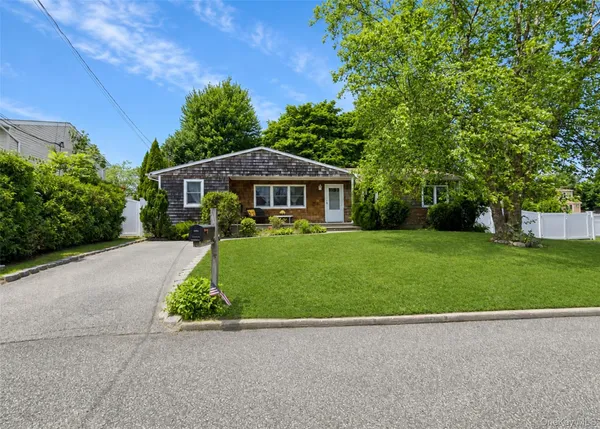 $689,000 | 34 Barrett Avenue, Bayport, NY 11705