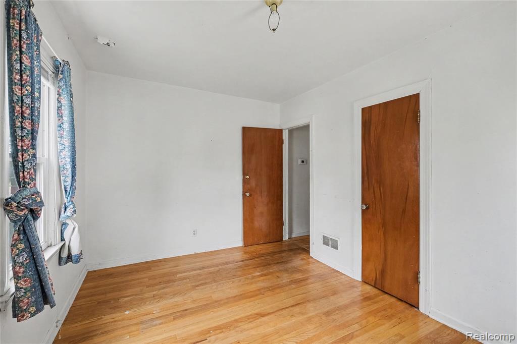 1129 East Bristol Road Burton, MI 48529 - Photo 14 of 26 Gallery Image 14
