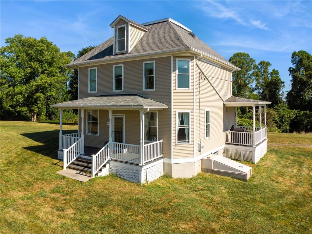a view of house with a yard