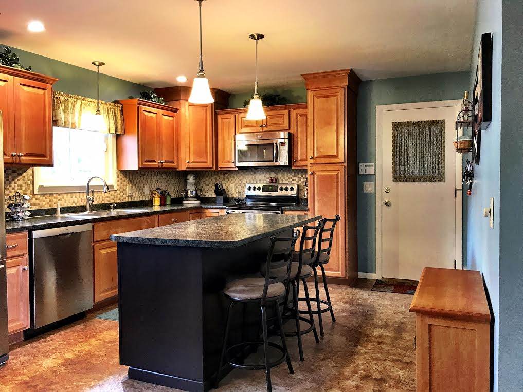 75 Ruth Avenue Manchester, NH 03109 - Photo 2 of 17