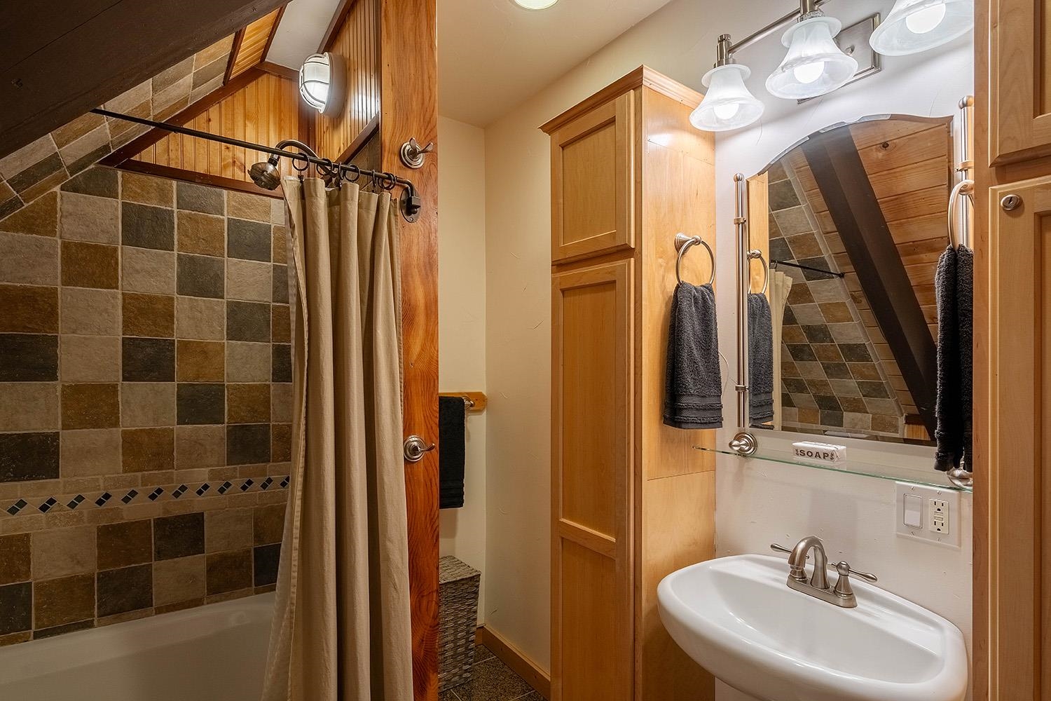 12095 Ski Run Road Truckee, CA 96161 - Photo 20 of 21 Gallery Image 20