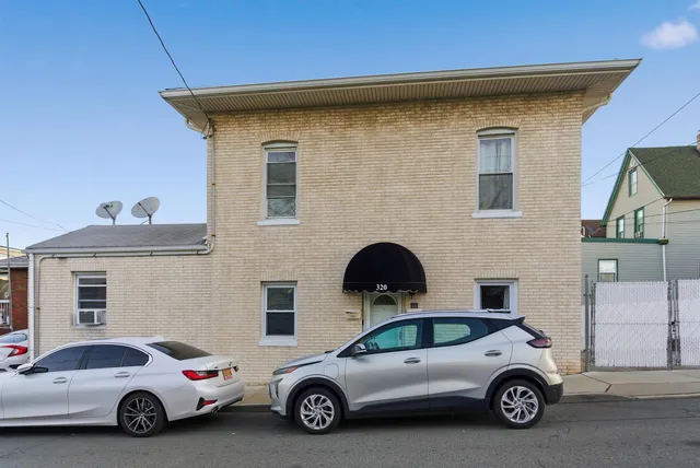 $2,499 | 320 Clarendon Street, Unit 1, Secaucus, NJ 07094