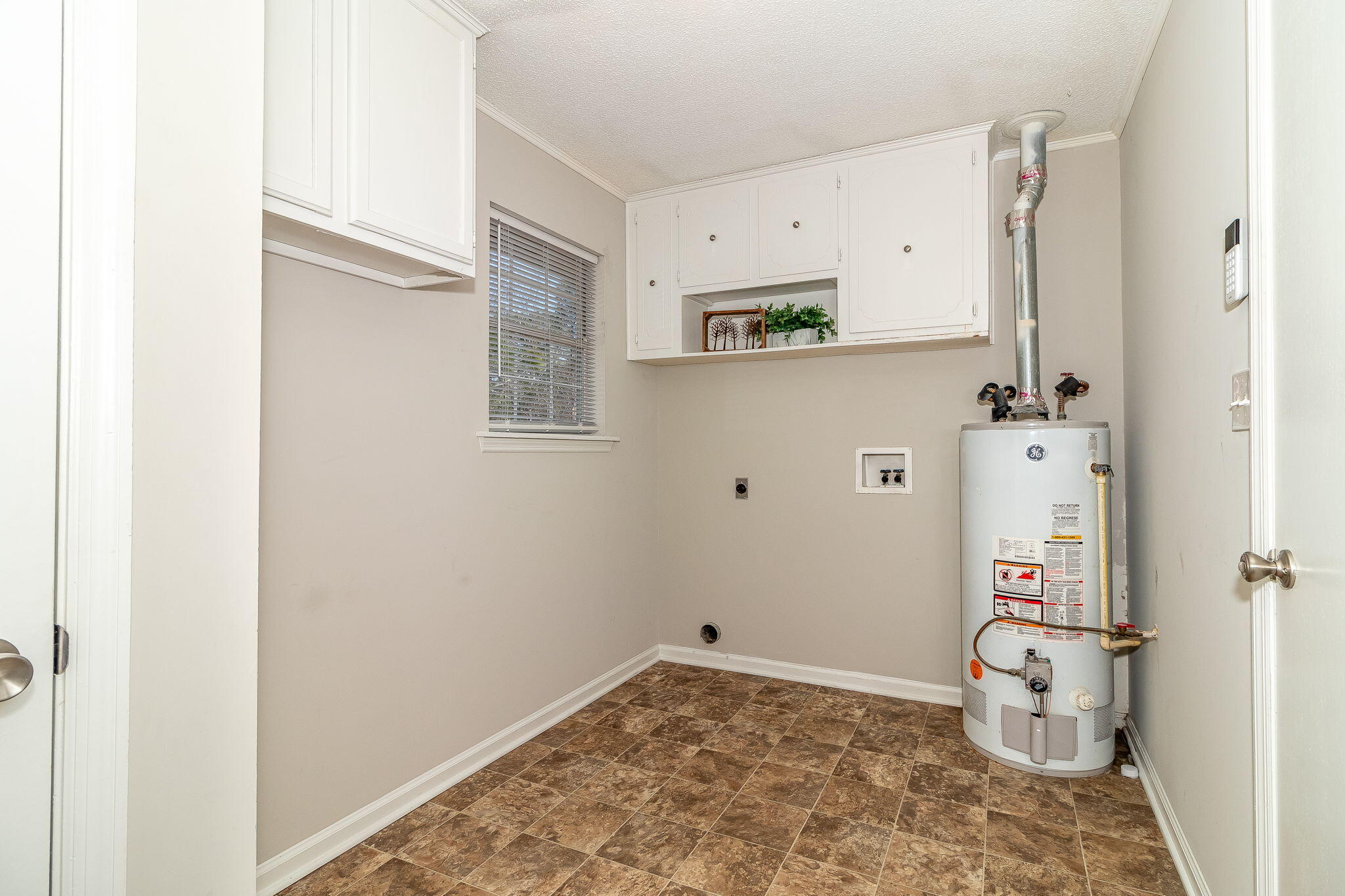 633 Ridgefield Drive North Augusta, SC 29841 - Photo 22 of 47 Large Laundry Room