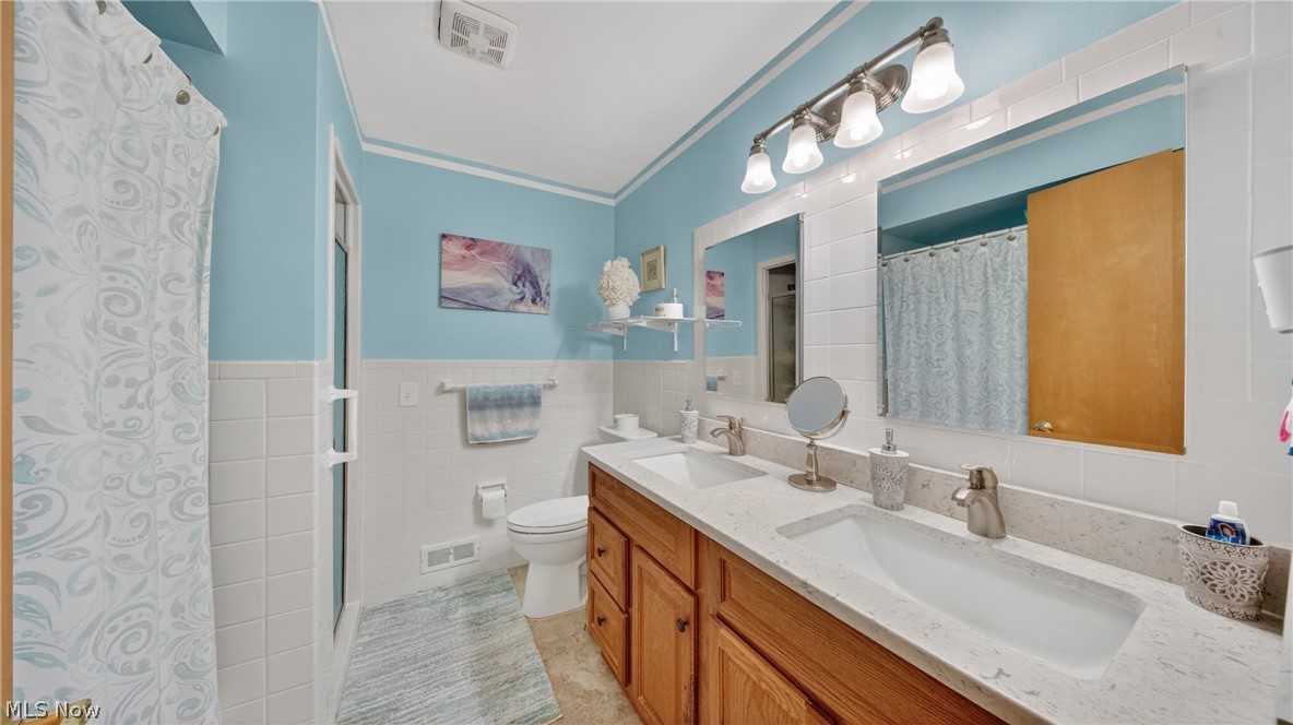 6649 Maplehurst Road North Olmsted, OH 44070 - Photo 12 of 47
