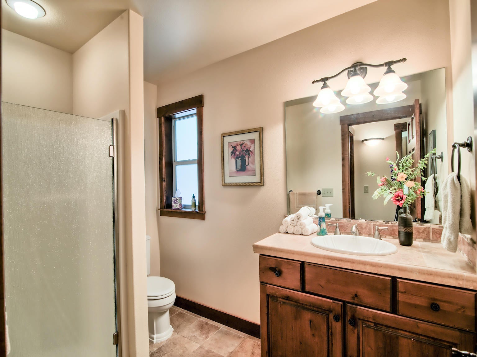 69767 Pine Ridge Road Sisters, OR 97759 - Photo 13 of 31 3rd bathroom