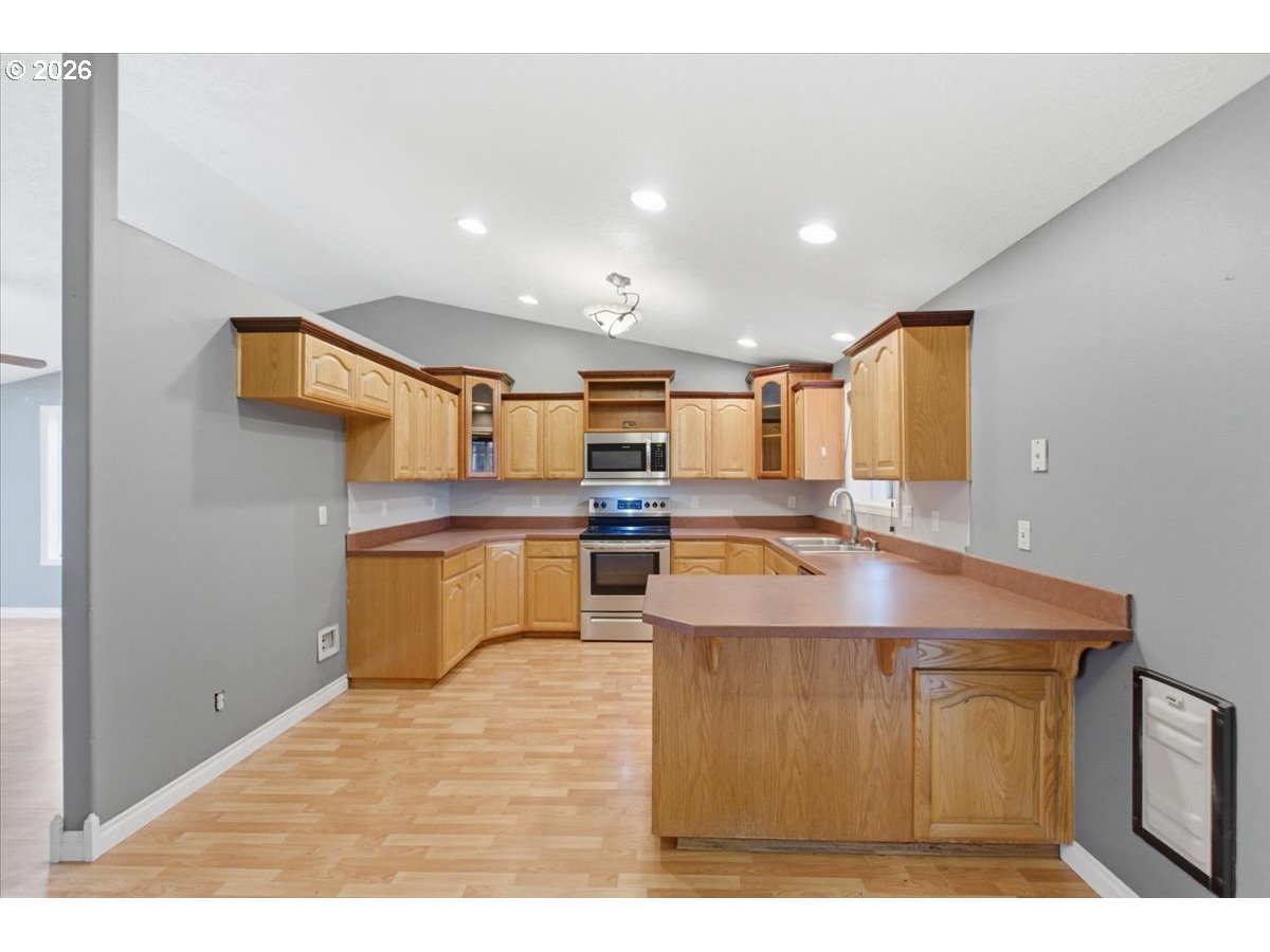 425 Timber Street Southeast Albany, OR 97322 - Photo 3 of 47