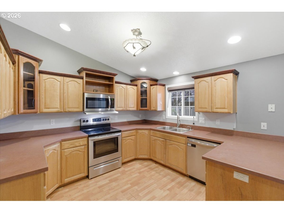 425 Timber Street Southeast Albany, OR 97322 - Photo 4 of 47