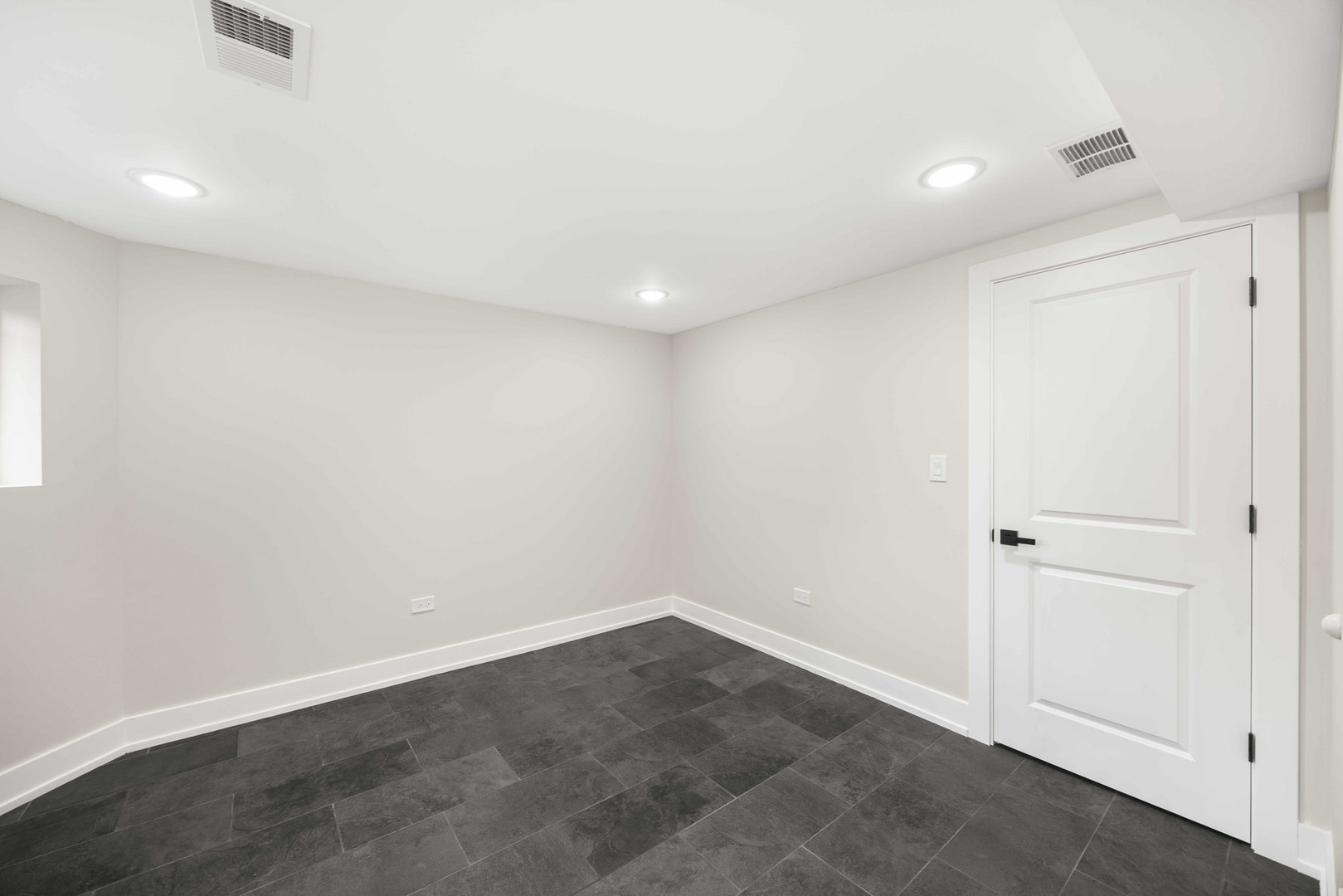 7232 South Union Avenue Chicago, IL 60621 - Photo 10 of 11 an empty room with a empty space