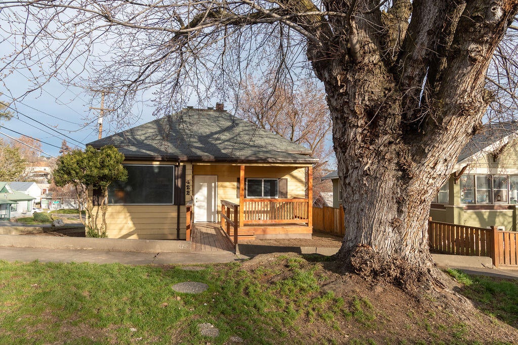 422 Northwest 8th Street Pendleton, OR 97801 - Photo 1 of 17 Front of home